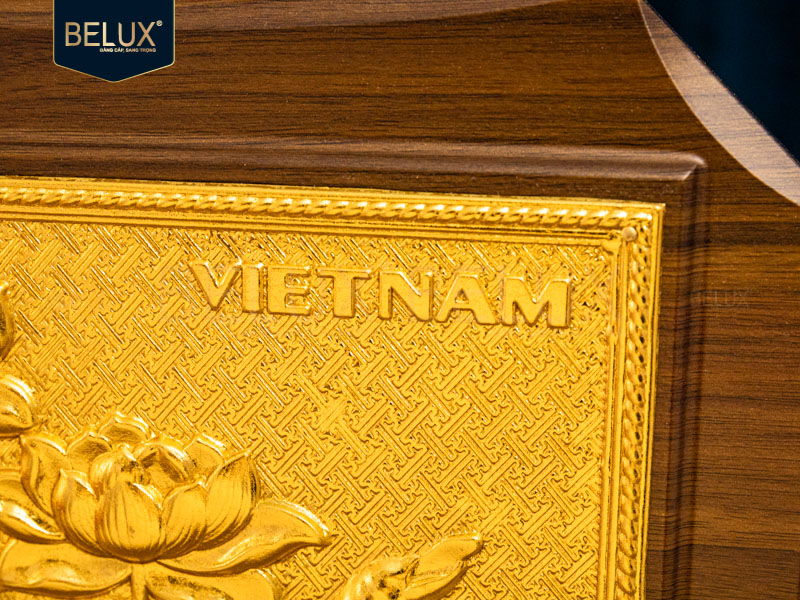 Tranh hoa sen Việt Nam bằng đồng mạ vàng 24k 27x20cm